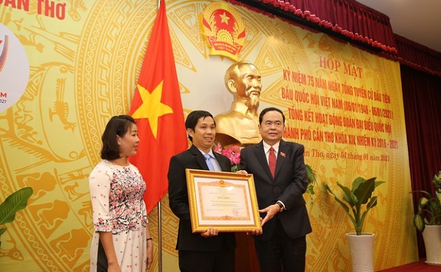 Chủ tịch Ủy ban Trung ương MTTQ Việt Nam trao bằng khen của Thủ tướng Chính phủ cho Văn phòng Đoàn ĐBQH thành phố Cần Thơ.