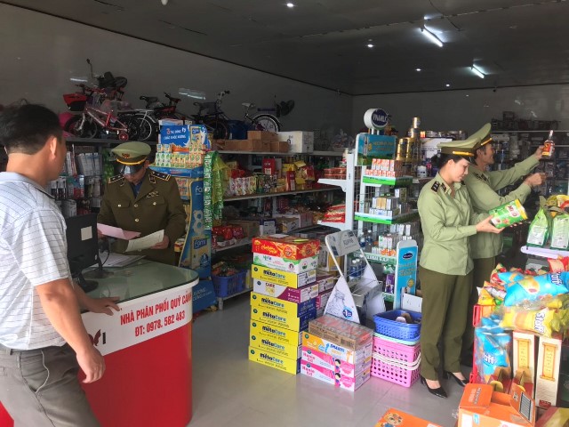 Lực lượng QLTT Hà Tĩnh kiểm tra cửa hàng kinh doanh tạp hóa tại Thị xã Kỳ Anh