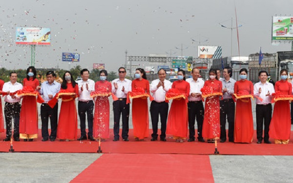 Thủ tướng Nguyễn Xuân Phúc cùng các đại biểu cắt băng thông tuyến cao tốc Trung Lương – Mỹ Thuận
