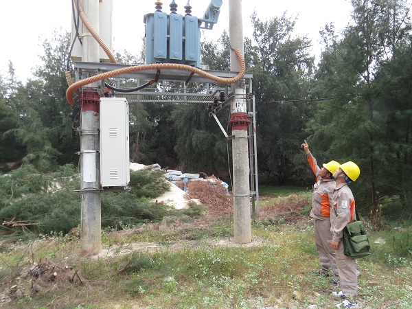 Công nhân Điện lực Vân Đồn kiểm tra đường dây và trạm biến áp trên đảo Quan Lạn
