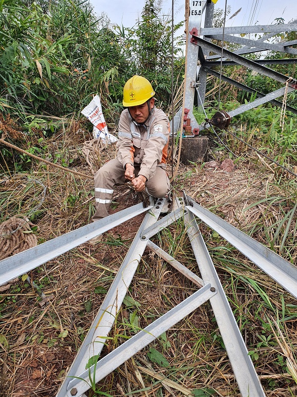 0148 Công nhân Đội QLVHLĐCT 110 kV Quảng Ninh đang thực hiện xử lý độ võng khoảng cột 83-84 đường dây 173+174 -171+172 Mông Dương - Tiên Yên