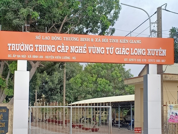 Trường Trung cấp nghề (TCN) Vùng Tứ giác Long Xuyên được nâng cấp từ Trung tâm dạy nghề Tứ giác Long Xuyên tại Ấp Ba Núi - xã Bình An - huyện Kiên Lương, tỉnh Kiên Giang.