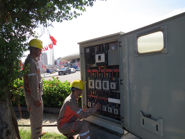 Công nhân Điện lực TP. Hạ Long kiểm tra vệ sinh thiết bị điện, tại Cung quy hoạch Hội chợ Triển lãm tỉnh, nơi tổ chức tổ chức lễ hội đón xuân Tân Sửu 2021