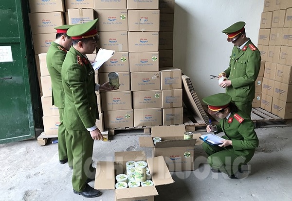 Lực lượng công an kiểm tra hàng hóa tại Nhà máy sản xuất thực phẩm CIO