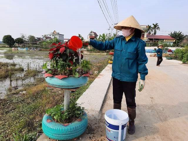 Hội phụ nữ thôn Đồng Bào cử mọi người thay nhau chăm sóc và tưới nước cho cây