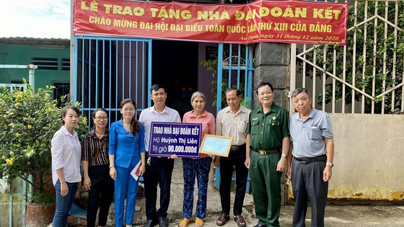 Bình Dương: Trao tặng 3 căn nhà đại đoàn kết, nhà tình thương