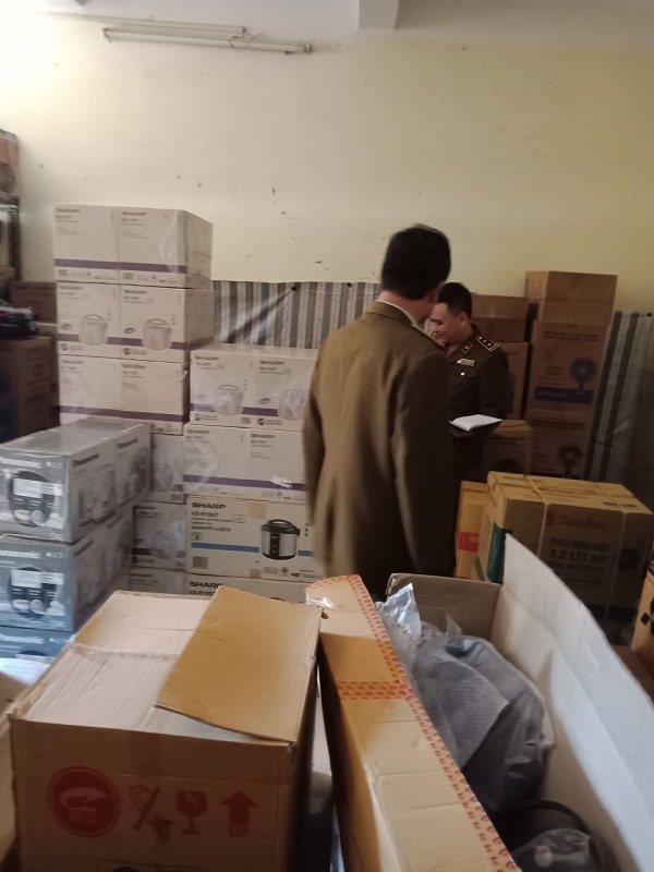 Thu giữ hàng trăm nồi cơm điện không rõ nguồn gốc tại Thái Bình