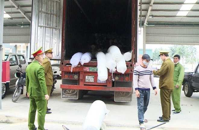 Thanh Hóa: Tạm giữ xe ô tô vận chuyển hàng hóa nghi nhập lậu
