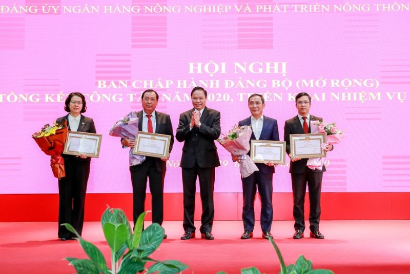 Đảng bộ Agribank được Đảng ủy khối DNTW trao tặng bằng khen về thành tích xuất sắc trong phòng chống dịch bệnh Covid - 19