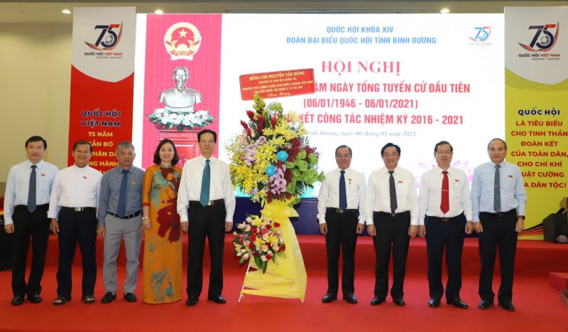 Nguyên Thủ tướng Chính phủ Nguyễn Tấn Dũng tặng hoa chúc mừng hội nghị. Ảnh: Q.Chiến