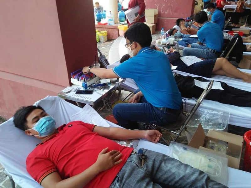 Nhiều sinh viên và người dân tham gia hiến máu cứu người