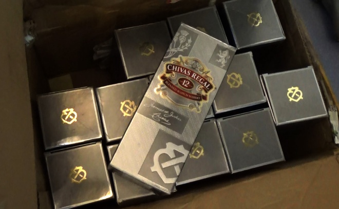 Phát hiện cơ sở sản xuất rượu ngoại giả nhãn hiệu Chivas, Hennessy ở TP.HCM