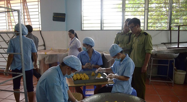 Cận Tết Nguyên đán 2021, kiểm soát chặt bánh chưng, giò chả... handmade