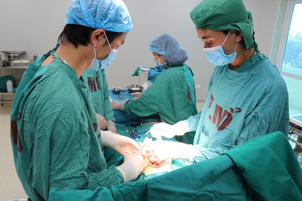 Các bác sĩ thực hiện cắt đại tràng phải, nối đại tràng ruột non, nối vi tràng cho bệnh nhân. Các bác sĩ thực hiện cắt đại tràng phải, nối đại tràng ruột non, nối vi tràng cho bệnh nhân.