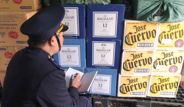 Quảng Trị:Lực lượng chức năng phát hiện, tài xế chở hàng trăm chai rượu lậu tăng tốc bỏ chạy