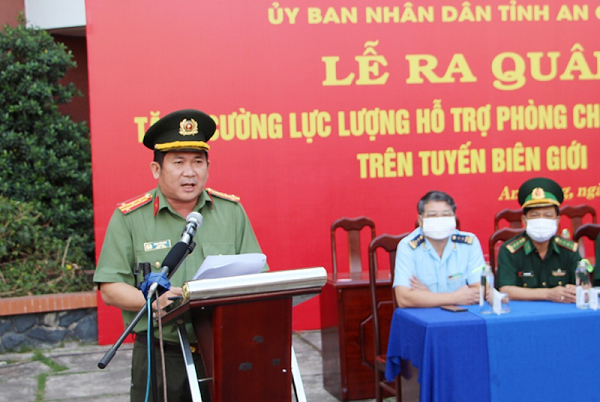 Đại tá Đinh Văn Nơi, Giám đốc Công an tỉnh An Giang phát biểu tại buổi lễ