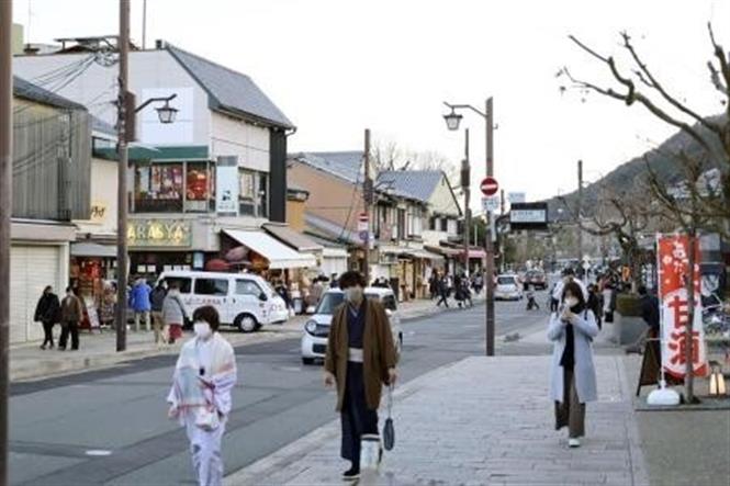 Người dân đeo khẩu trang phòng lây nhiễm COVID-19 tại Kyoto, Nhật Bản, ngày 4/1/2021. Ảnh: Kyodo/ TTXVN