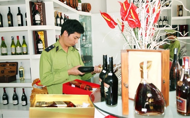 Lực lượng chức năng tăng cường kiểm tra một số cơ sở kinh doanh rượu trên địa bàn thành phố Vĩnh Yên dịp cận Tết Nguyên đán 2021. Ảnh: Trường Khanh