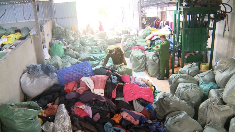 Lực lượng liên ngành tỉnh Thanh Hóa vừa phát hiện và tịch thu hơn 11 tấn quần áo "sida"