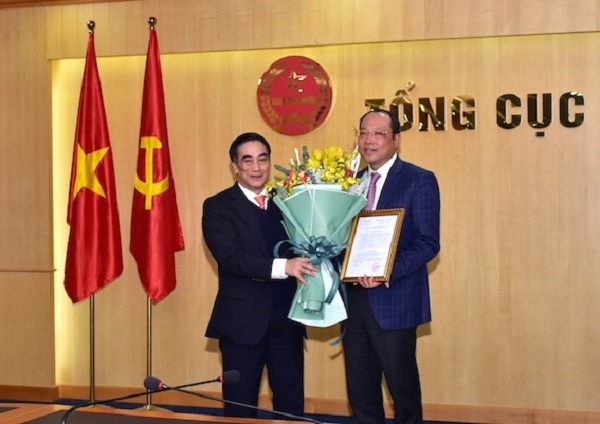 Thứ trưởng Bộ Tài chính Trần Xuân Hà trao quyết định bổ nhiệm Phó Tổng cục trưởng Tổng cục Thuế cho ông Vũ Xuân Bách