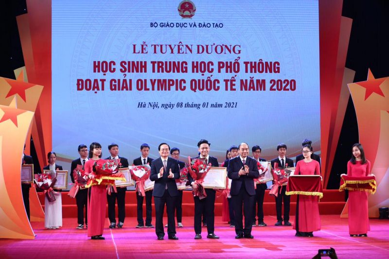 Thủ tướng Chính phủ Nguyễn Xuân Phúc trao Huân chương lao động và Bằng khen cho một số học sinh đoạt giải Olympic quốc tế năm 2020.