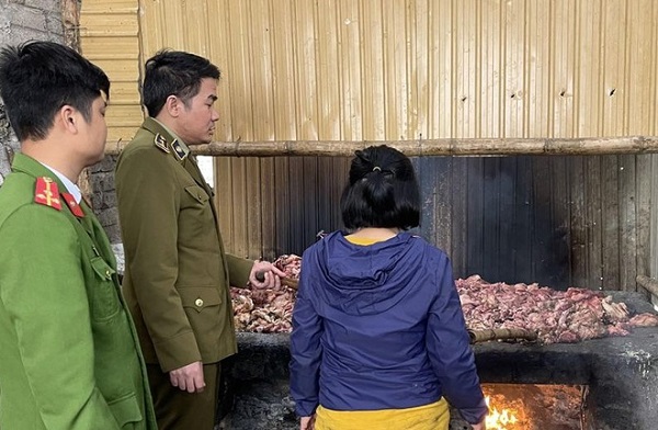 C&ocirc;ng an bắt quả tang đối tượng Đỗ Thị Lượt đang sản xuất mỡ bẩn