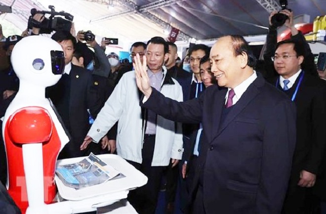 Thủ tướng Nguyễn Xuân Phúc tham quan các gian hàng tại Triển lãm quốc tế Đổi mới sáng tạo Việt Nam 2021