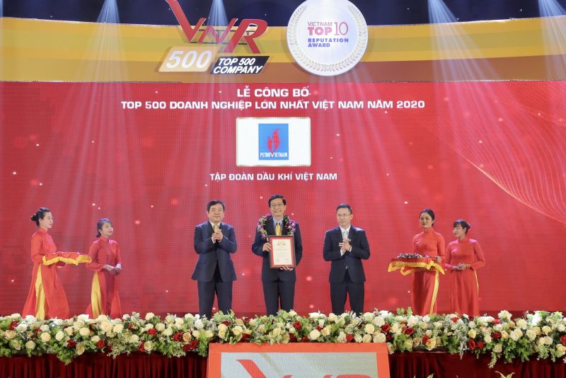 Đại diện Petrovietnam nhận vinh danh TOP 500 doanh nghiệp lớn nhất Việt Nam