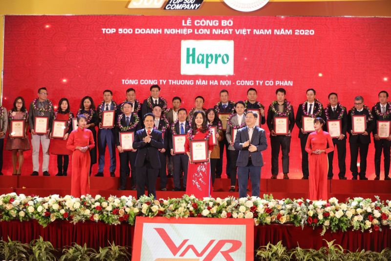 Bà Đỗ Tuệ Tâm - Phó Tổng Giám đốc Tổng công ty Thương mại Hà Nội tại Lễ vinh danh TOP 500 Doanh nghiệp lớn nhất Việt Nam năm 2020