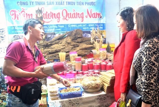 Sản phẩm từ trầm hương Quảng Nam bán tại Hội chợ Xuân - OCOP Quảng Nam năm 2021.