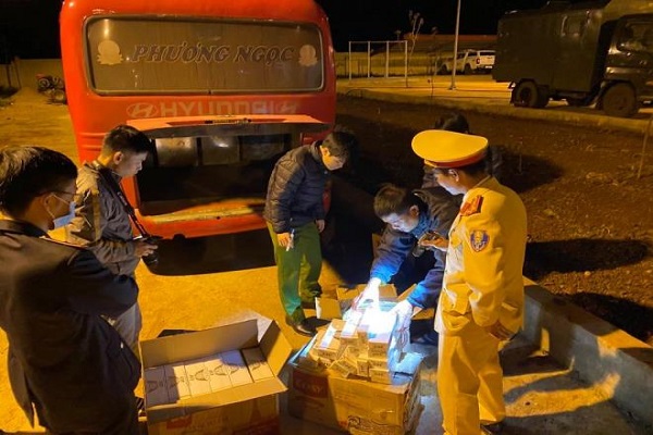 Đắk Lắk: Bắt giữ ô tô khách nhận vận chuyển gần 2.000 gói thuốc lá lậu