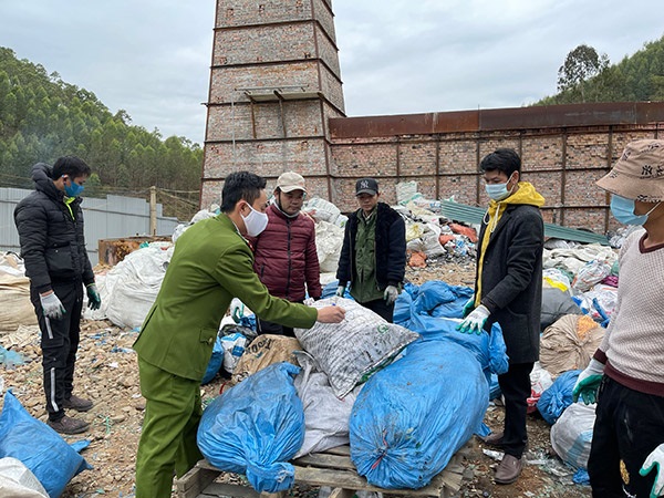 Đột nhập lò đốt chất thải trái phép công suất 50 tấn/ngày tại Bắc Giang