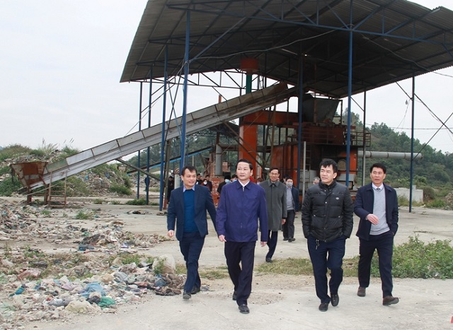 Chủ tịch UBND tỉnh Đỗ Minh Tuấn đi kiểm tra thực địa dự án Nhà máy đốt rác thải sinh hoạt phát điện tại phường Đông Sơn, thị xã Bỉm Sơn.