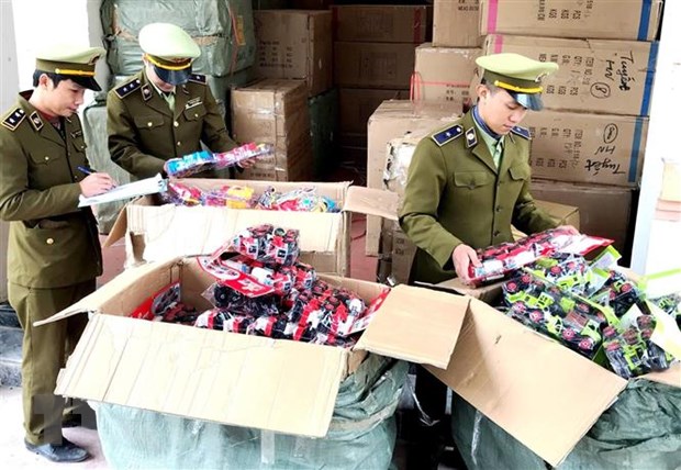 Quảng Bình: Bắt giữ xe tải chở hàng giả, hàng lậu trị giá hơn 1 tỷ dồng