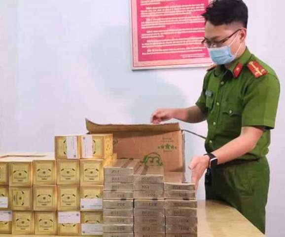 Đà Nẵng: Bắt xe khách vận chuyển gần 1.000 bao thuốc lá ngoại nhập lậu