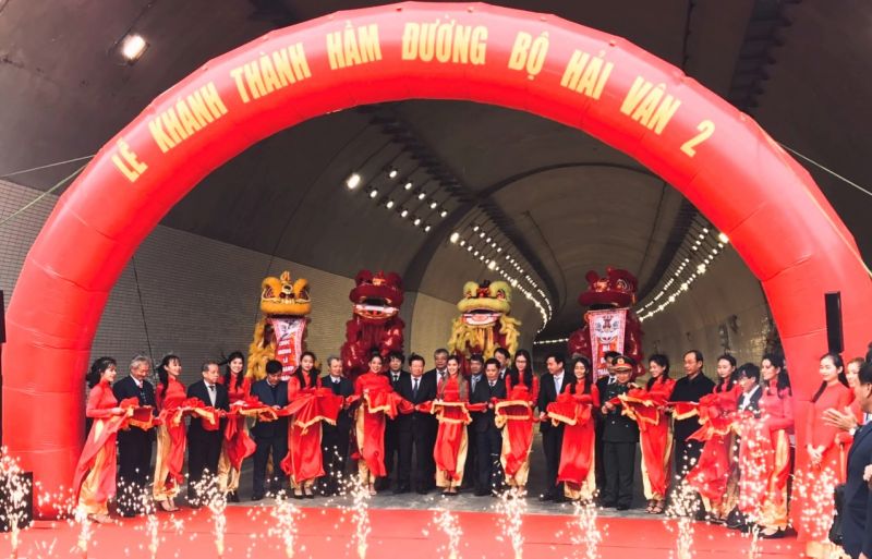 Ph&oacute; Thủ tướng Trịnh Đ&igrave;nh Dũng v&agrave; c&aacute;c đại biểu cắt băng kh&aacute;nh th&agrave;nh hầm đường bộ Hải V&acirc;n 2