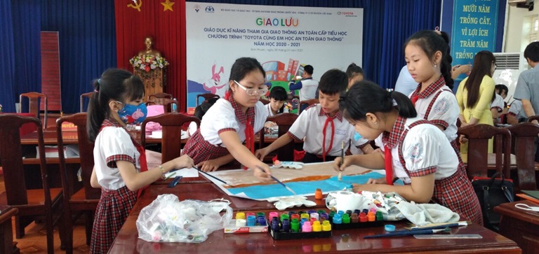 Các em học sinh Bình Phước tham gia chương trình học kỹ năng ATGT.