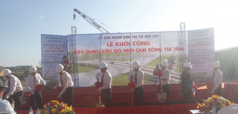 Các đại biểu làm lễ động thổ công trình xây dựng cầu Đò mới qua sông Thị Tính. Ảnh: Thoại Phương