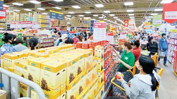 Người tiêu dùng chọn mua hàng hóa tại siêu thị ở TPHCM. Ảnh: CAO THĂNG
