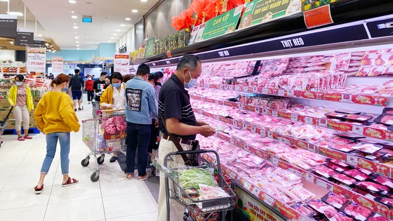 Mua sắm tại siêu thị Aeon Bình Tân, TPHCM. Ảnh: CAO THĂNG