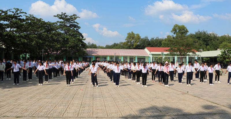 Học sinh trường THCS Vĩnh Tân (TX.Tân Uyên) tham gia tập thể dục giữa giờ