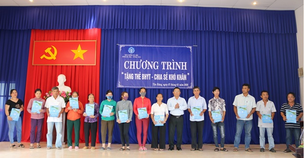 Phó Giám đốc BHXH tỉnh Bà Rịa-Vũng Tàu Đặng Hồng Tuấn trao tặng thẻ BHYT cho người dân xã Tân Hưng