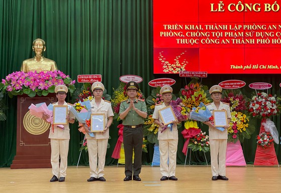 Thiếu tướng Lê Hồng Nam, Giám đốc Công an TPHCM, trao Quyết định bổ nhiệm Trưởng, Phó Phòng PA05 thuộc Công an TPHCM