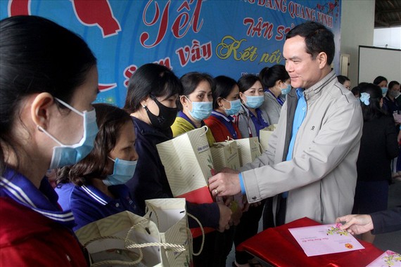 Chủ tịch Tổng LĐLĐ Việt Nam Nguyễn Đình Khang tới thăm và trao quà hỗ trợ công nhân lao động ở tỉnh Bình Định nhân Tết Tân Sửu. Ảnh do Tổng LĐLĐ VN cung cấp