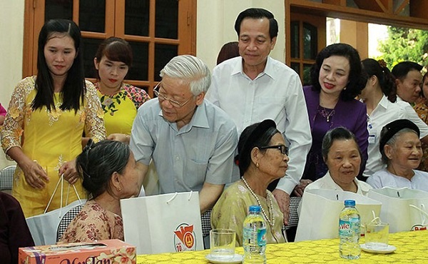 Tổng Bí thư, Chủ tịch nước Nguyễn Phú Trọng trong dịp tặng quà người có công tại Trung tâm Nuôi dưỡng và điều dưỡng người có công số 2 Hà Nội