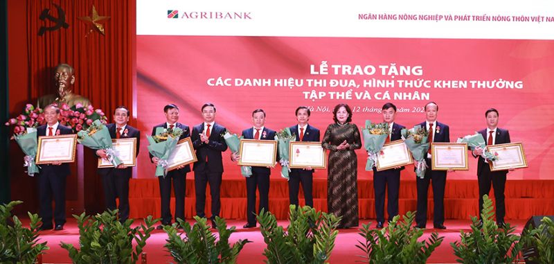 Thống đốc NHNN trao các danh hiệu của Nhà nước dành cho tập thể, cá nhân thuộc hệ thống Agribank