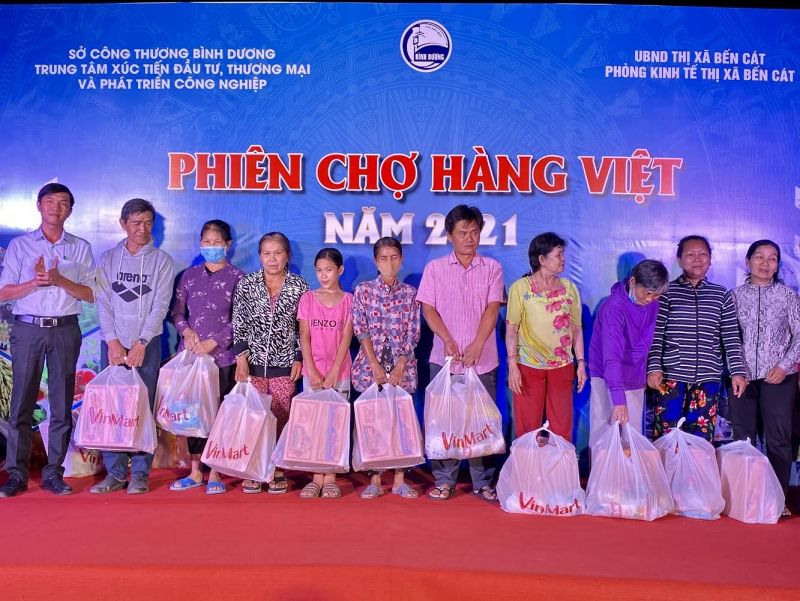 Bình Dương: Rộn ràng phiên chợ hàng Việt đầu năm