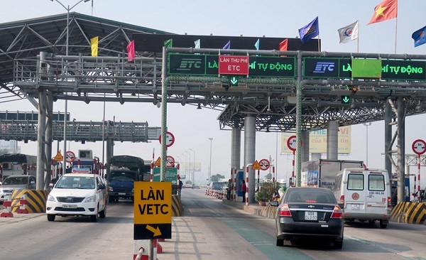 TP.HCM kiến nghị bắt buộc ô tô dán thẻ thu phí không dừng