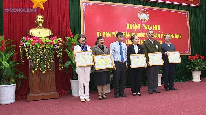 Tặng bằng khen của UBMTTQVN tỉnh cho c&aacute;c tập thể v&agrave; c&aacute; nh&acirc;n c&oacute; th&agrave;nh t&iacute;ch xuất sắc trong năm 2020