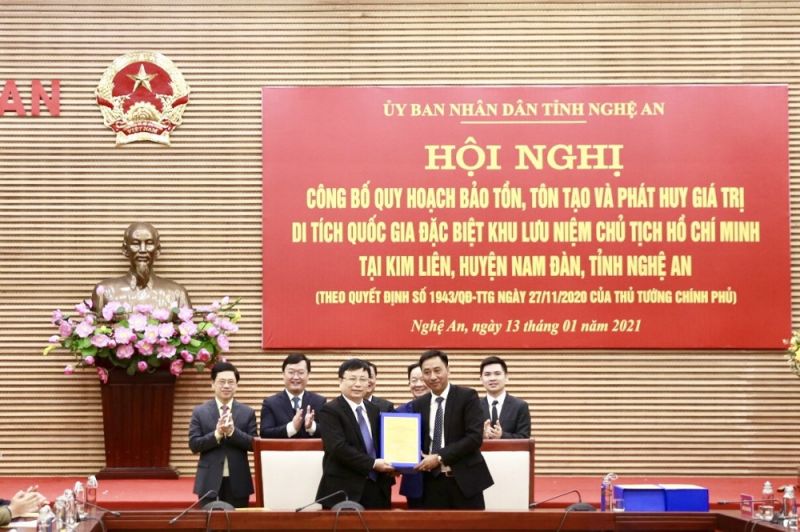 Ông Nguyễn Anh Tuấn, Phó TGĐ Tập đoàn T&T Group (bên phải) bàn giao hồ sơ quy hoạch cho ông Bùi Đình Long, Phó Chủ tịch UBND tỉnh Nghệ An.